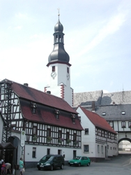 Kirche im Ortskern von Neumark